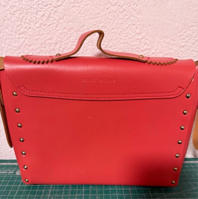 Bolso de piel rojo y bolso plateado