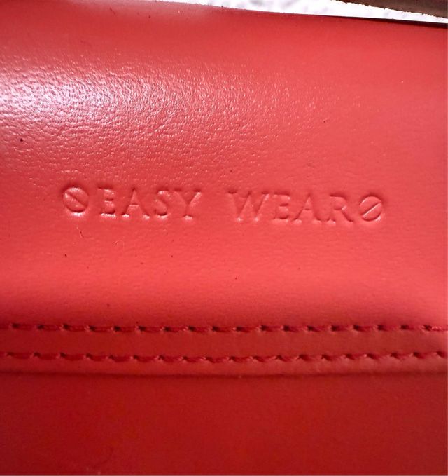 Bolso de piel rojo y bolso plateado