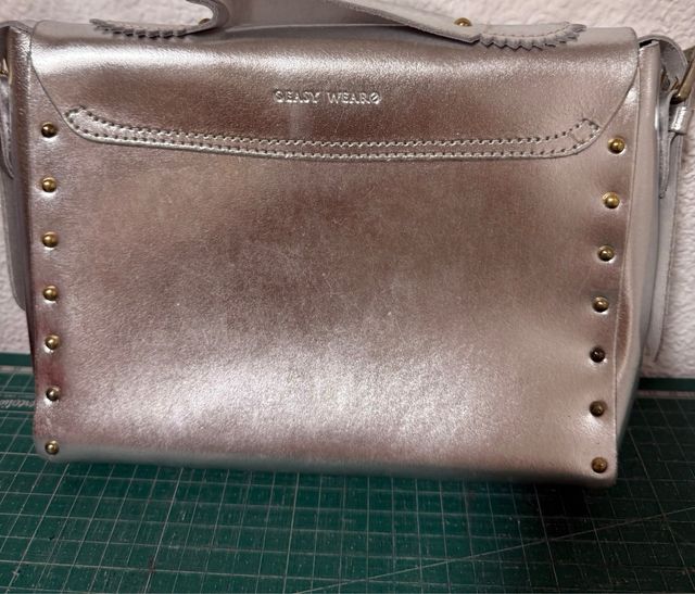 Bolso de piel rojo y bolso plateado