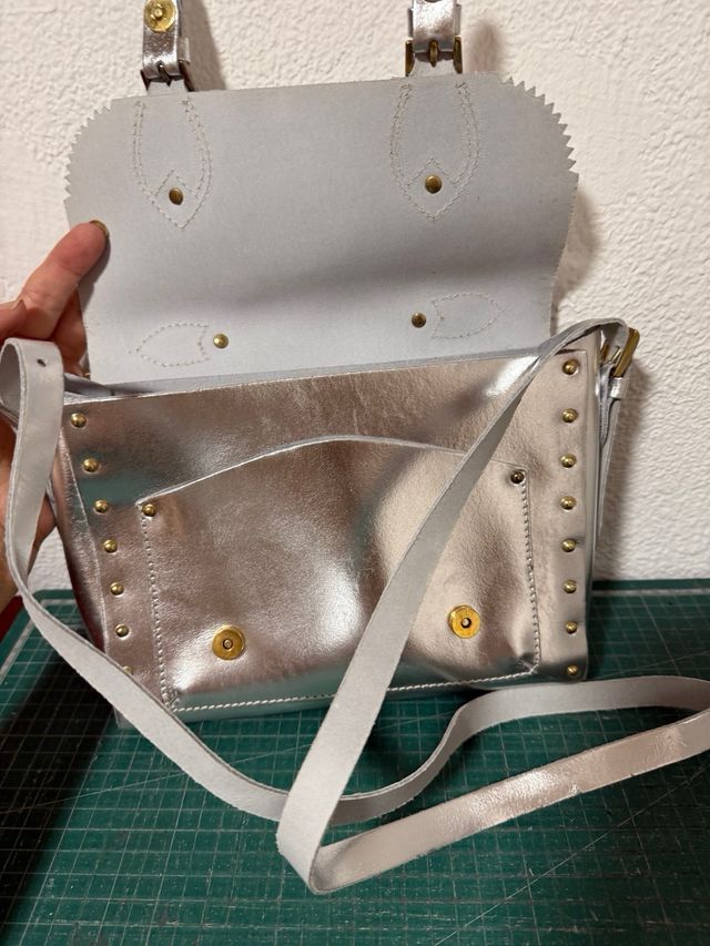 Bolso de piel rojo y bolso plateado