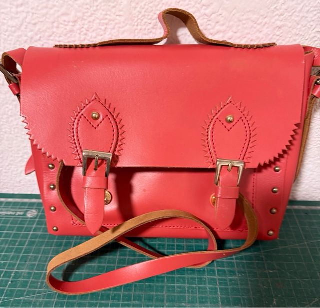 Bolso de piel rojo y bolso plateado