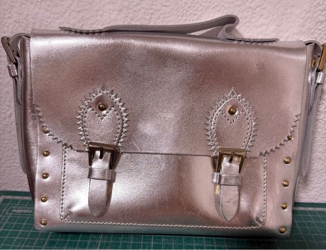 Bolso de piel rojo y bolso plateado