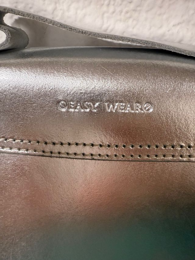 Bolso de piel rojo y bolso plateado