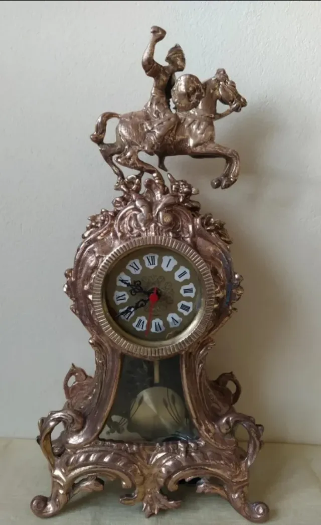 Reloj de mesa antiguo con figura ecuestre