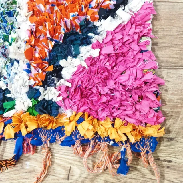 Alfombra multicolor de tela