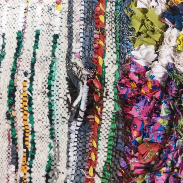 Alfombra multicolor de tela