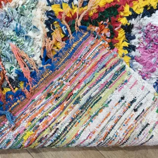 Tappeto multicolore in tessuto