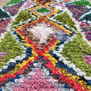 Tappeto multicolore in tessuto