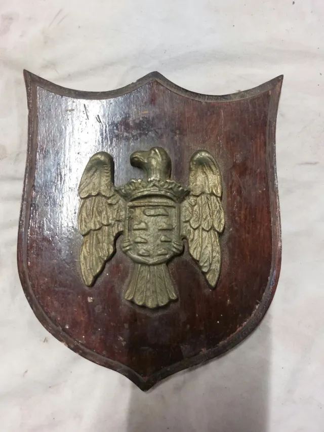 Metopa madera con águila y escudo