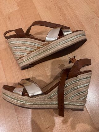 Cuñas Marrones y Doradas