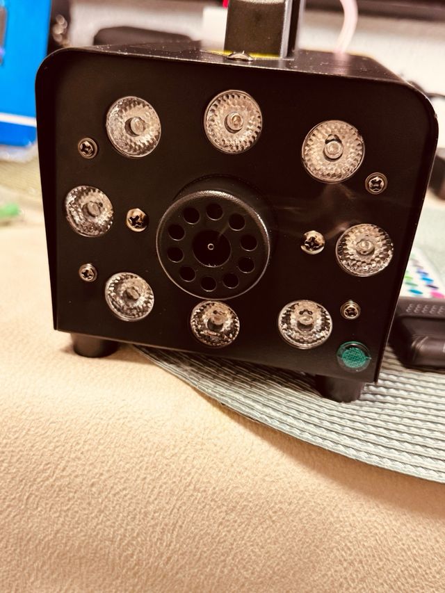 Máquina de humo con luces LED y mando