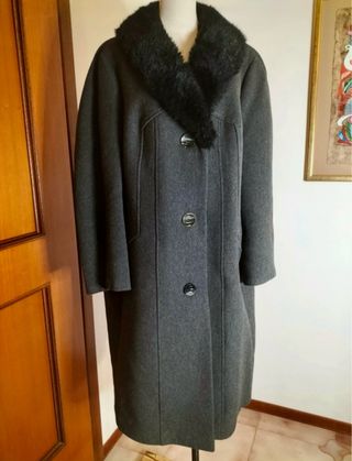 Abrigo oversize con cuello de pelo sintético