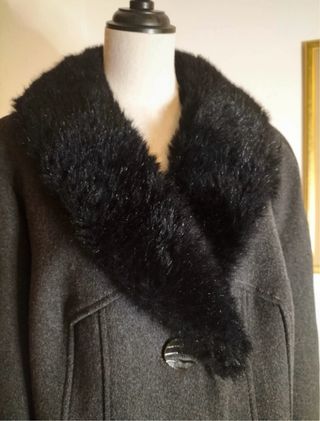 Abrigo oversize con cuello de pelo sintético