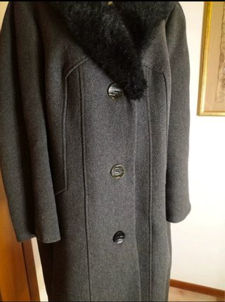 Abrigo oversize con cuello de pelo sintético