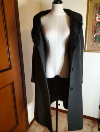 Abrigo oversize con cuello de pelo sintético