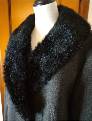 Abrigo oversize con cuello de pelo sintético