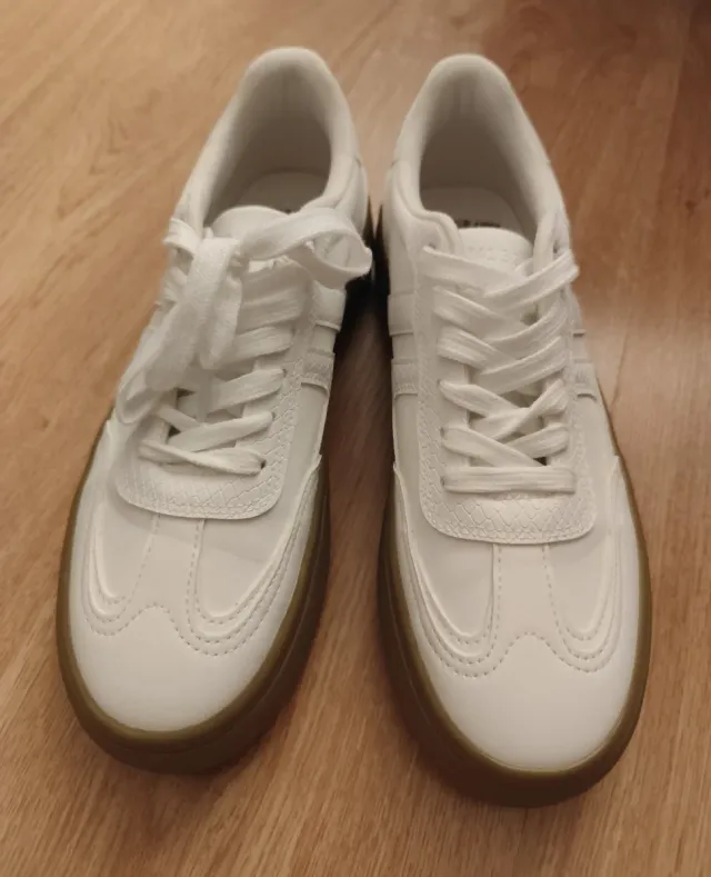 Zapatillas Básicas Plataforma. Blancas efecto piel