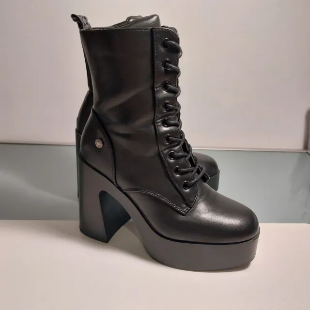 Botas negras plataforma tacón...muy cómodas...