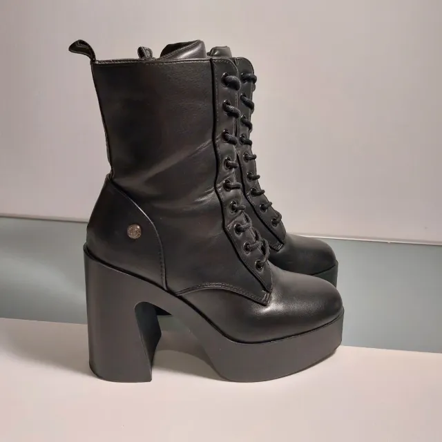 Botas negras plataforma tacón...muy cómodas...