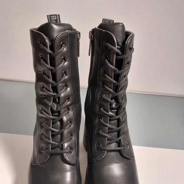 Botas negras plataforma tacón...muy cómodas...