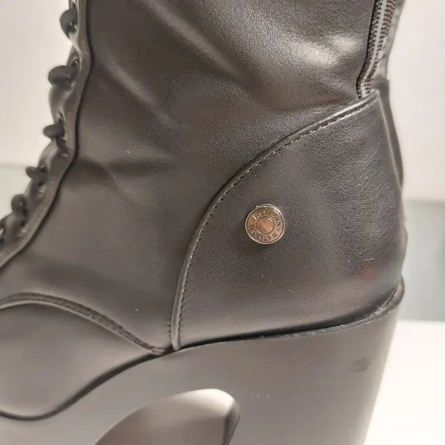 Botas negras plataforma tacón...muy cómodas...