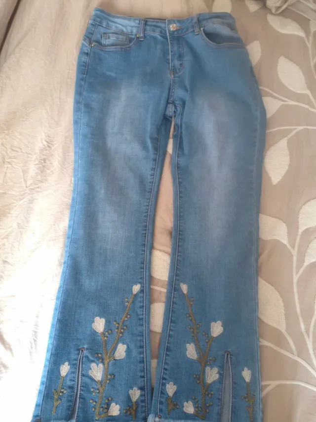 Pantalón vaquero con bordado floral