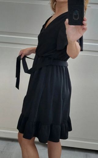 Vestido negro escote pico