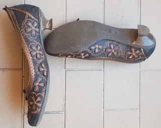 Ballerine nere e bronzo con fiori in pelle