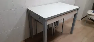Mesa de cocina extensible gris y blanca
