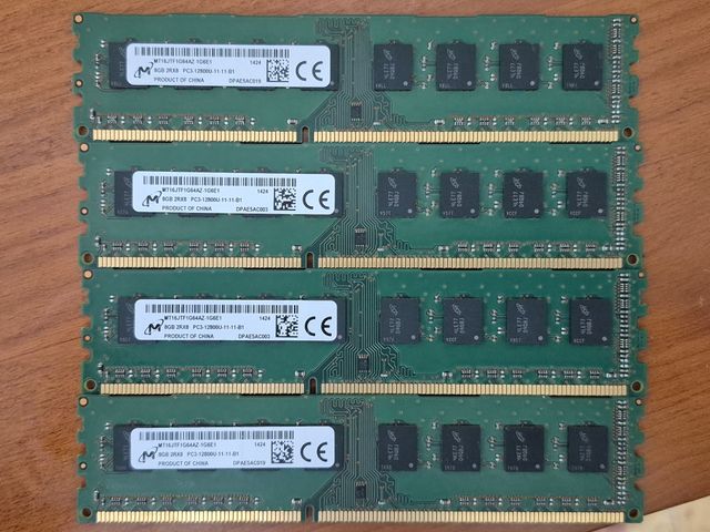 4 módulos de memória RAM DDR3 de 8GB cada, total 32GB, 1600MHz