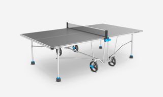 Mesa de ping pong plegable con ruedas