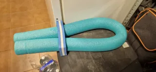 Flotador piscina azul y material natación