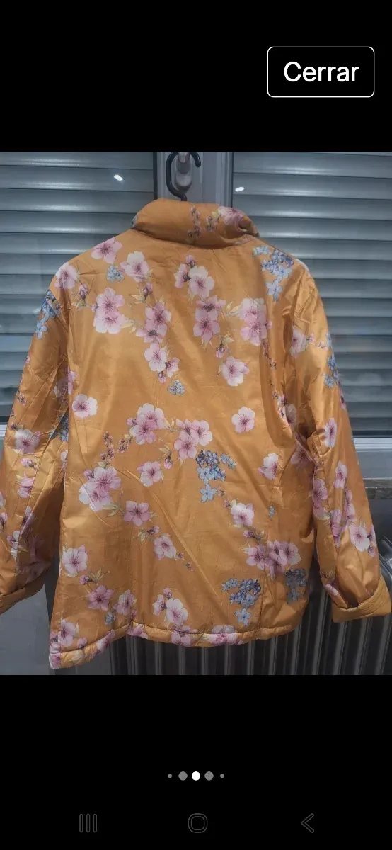 Cazadora Camel Talla 42 con Flores Azules