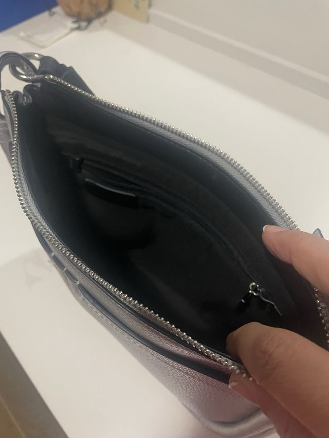 Bolso plateado con asa trenzada