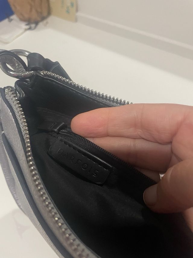 Bolso plateado con asa trenzada