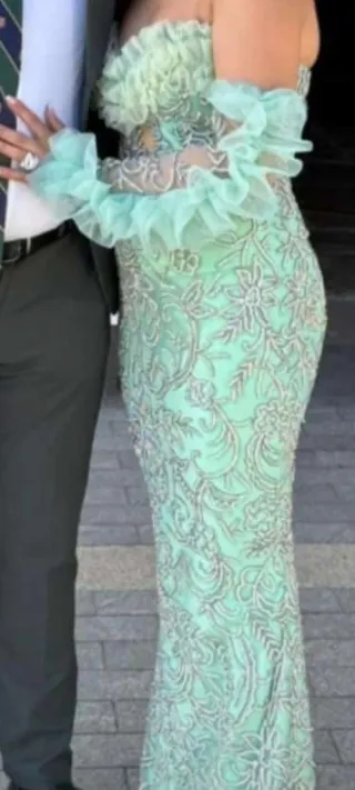 Vestido de fiesta verde y plateado