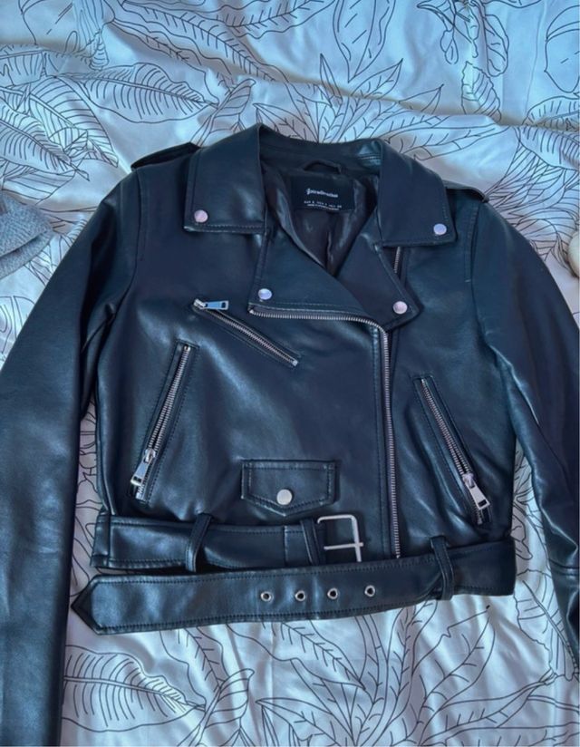 Cazadora cuero negra Stradivarius