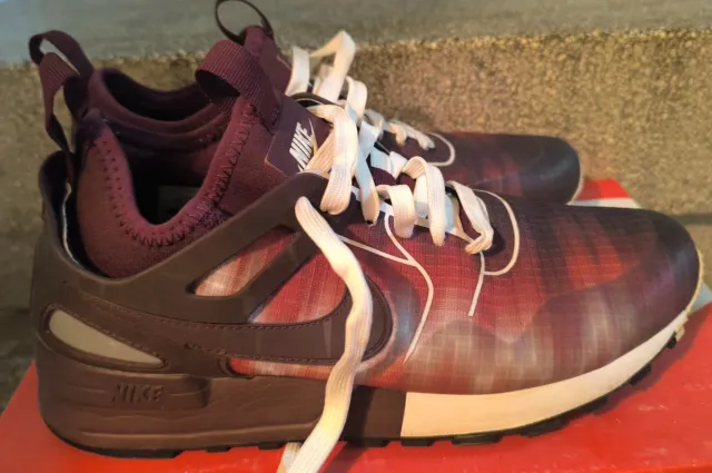 Zapatillas deportivas Nike moradas y rojas