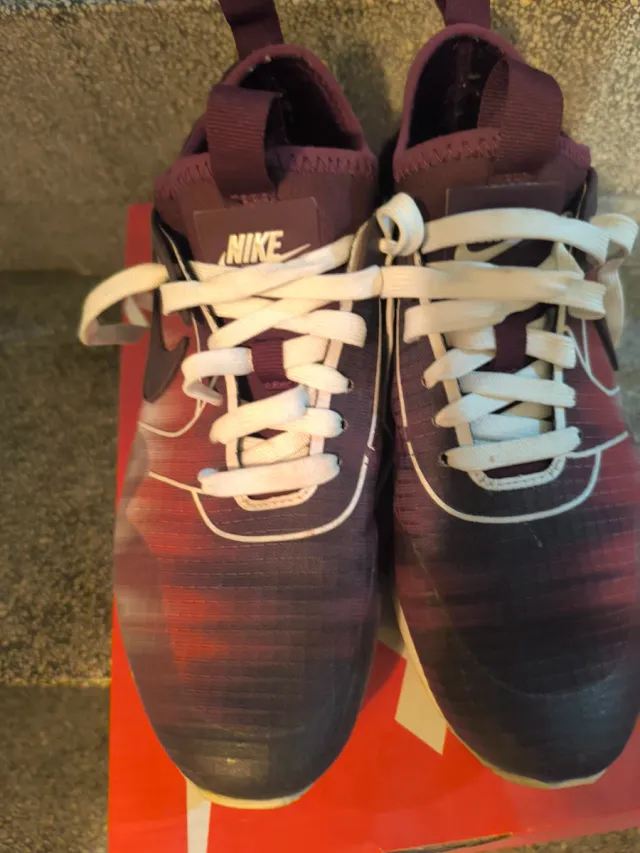 Zapatillas deportivas Nike moradas y rojas