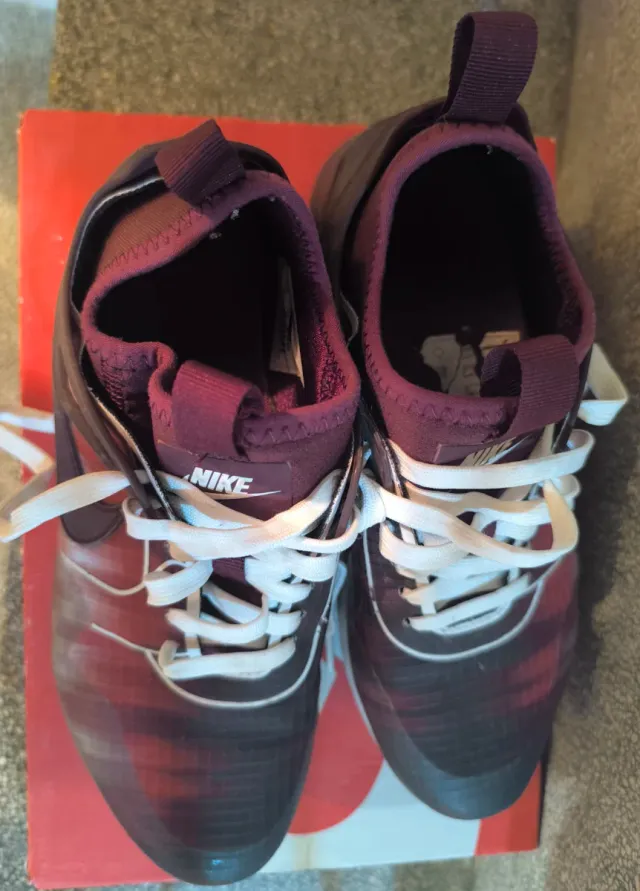 Zapatillas deportivas Nike moradas y rojas