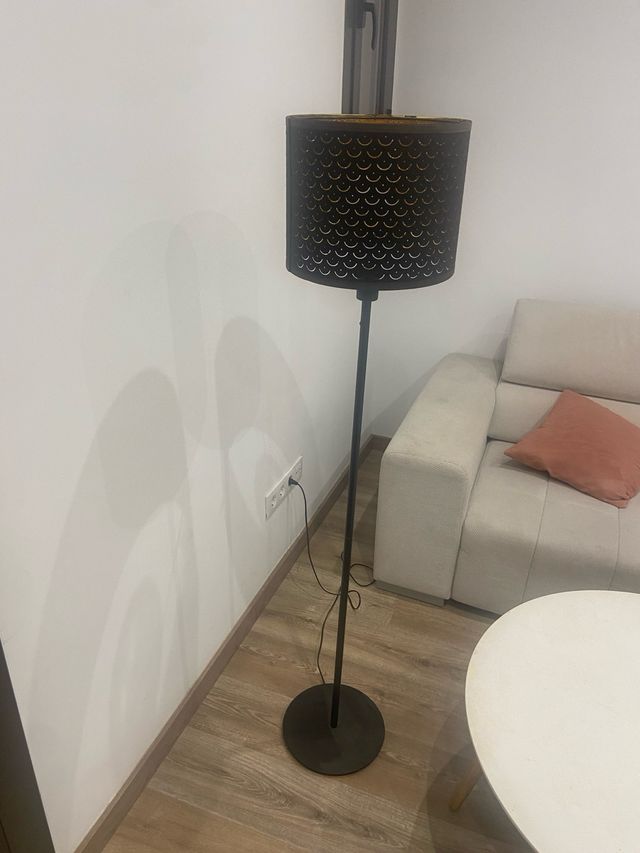 Lámpara de pie Ikea negra y dorada