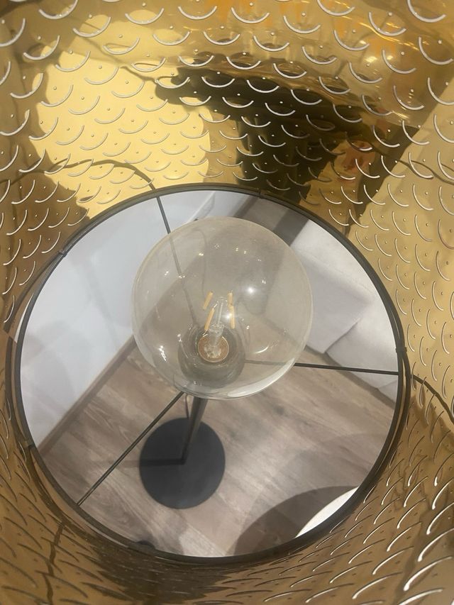 Lámpara de pie Ikea negra y dorada