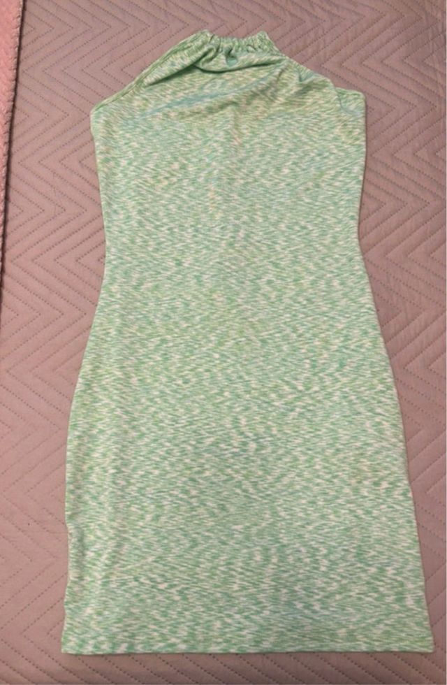 Vestido verde halter espalda descubierta