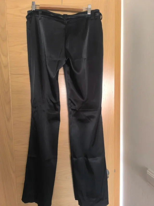 Pantalón fiesta raso negro con cinturón