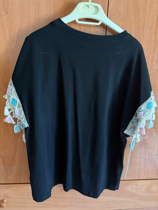 Camisa negra con detalles multicolor