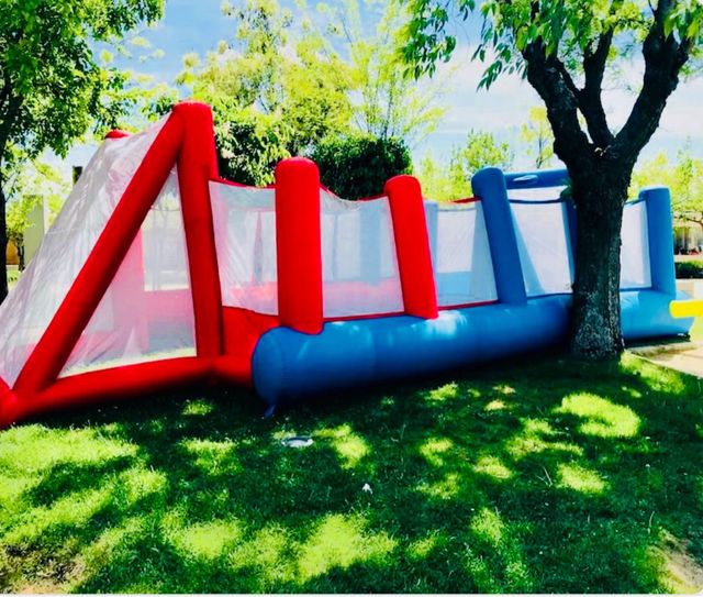 Castillo Hinchable Futbolín Humano y Baloncesto