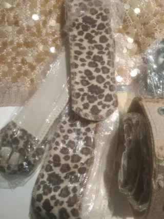 Lote 4 cinturones, chaqueta y fular