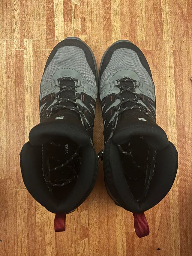 Botas de montaña Salomon grises y negras