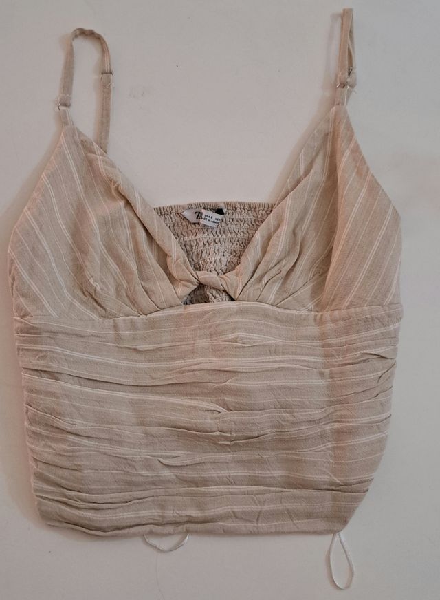 Top Zara beige con escote y tirantes