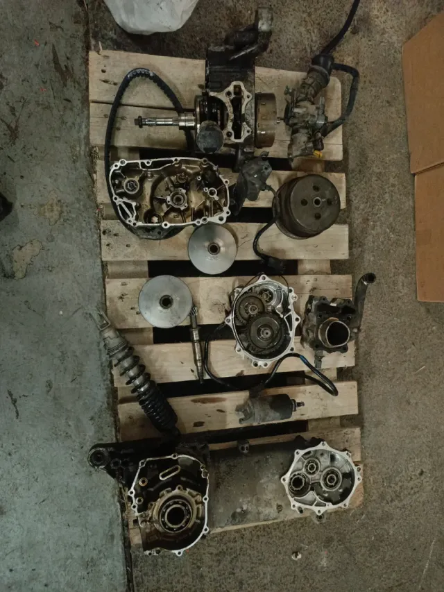 Motor de Suzuki Sixteen 125 en despiece.